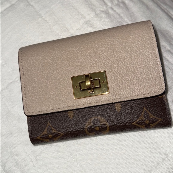 🎉 SOLD 🎉 Louis Vuitton Victorine on my Side Wallet - Picture 4 of 16